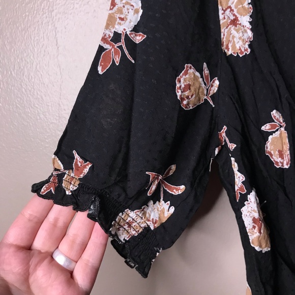 ☕️B2G1 Francesca's | Floral Peplum Top - Picture 3 of 7